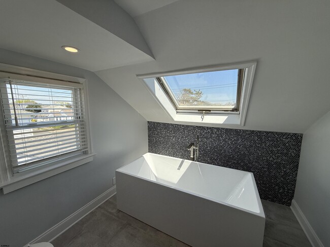 Building Photo - 114 N Argyle Ave