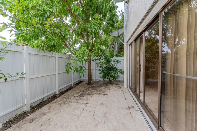 Building Photo - 626 NE 195th St