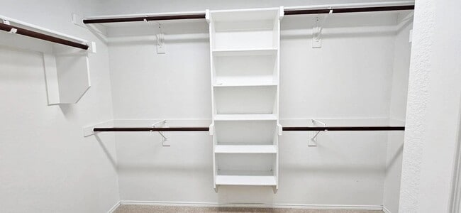 Building Photo - Spacious 2,324 Sqft 4-Bedroom Home with Gr...
