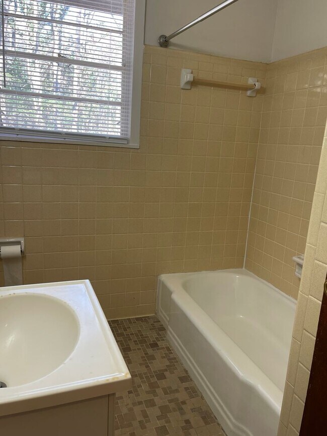 Building Photo - 2 Bedroom/1 Bathroom Duplex Located off of...