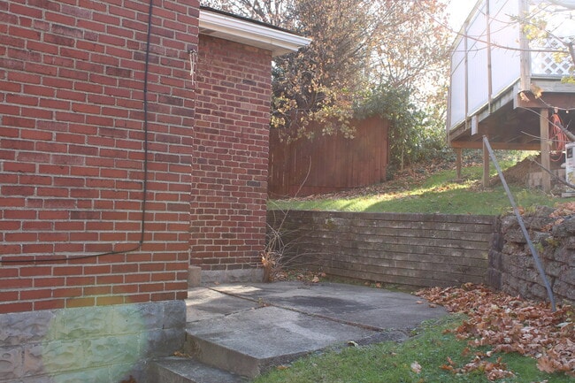 Building Photo - 749 Hampshire Ave