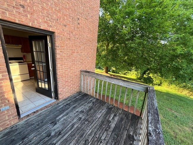 Building Photo - 1611 Meadow Spring Dr