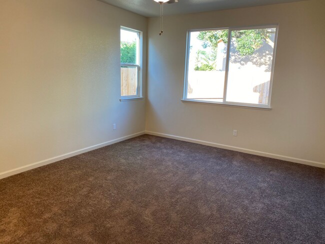 Building Photo - NEWER 3 Bedroom 2 Bath Home For Rent in Gated Community