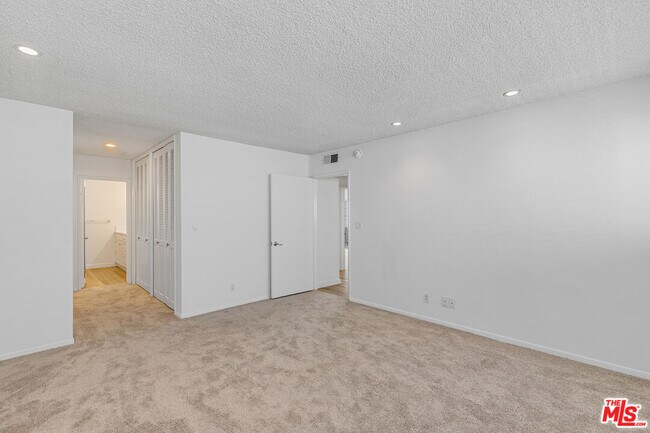 Building Photo - 825 S Gretna Green Way