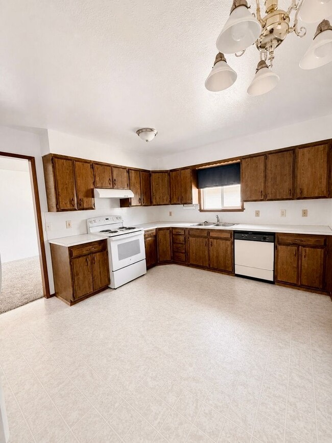 Building Photo - Large 3 Bed 1.5 Bath with large Garage Located in Cosmopolis