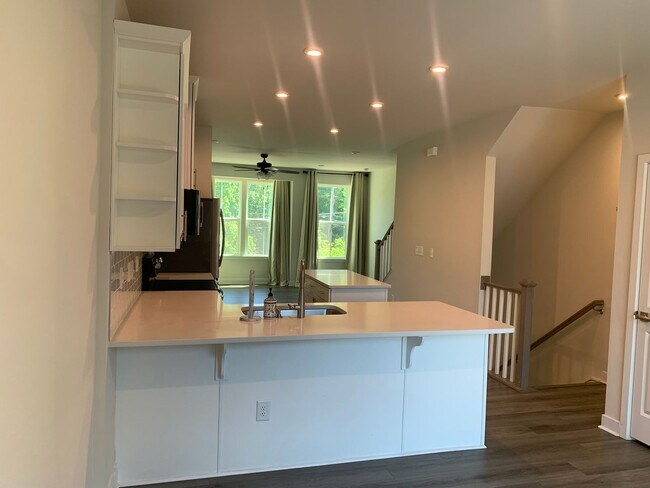 Building Photo - Beautiful Three Bedroom Townhouse!