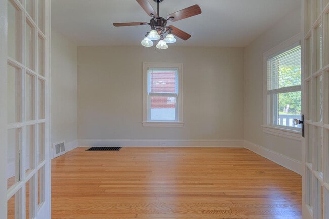 Building Photo - Grandin Court Foursquare convenient to SW City & SW Co!