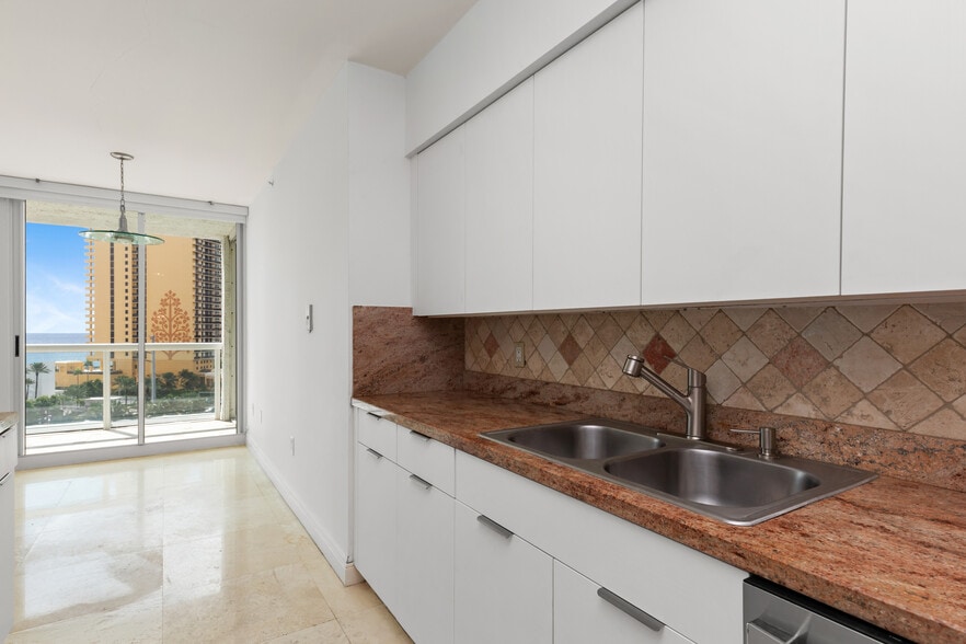 Building Photo - 16400 Collins Ave