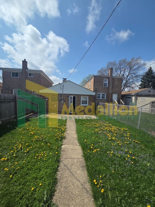Building Photo - Updated 3-Bedroom Single-Level Home with Backyard Space