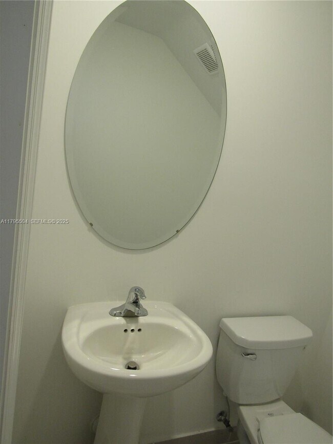 Building Photo - 1414 SE 26th Ter