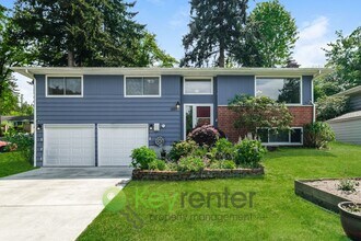 Building Photo - Des Moines 3 Bed Gem with Hot Tub and Spacious Layout