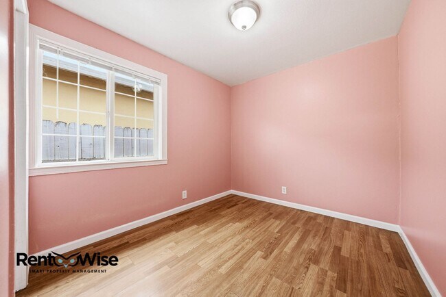 Building Photo - 657 Hurlingame Ave