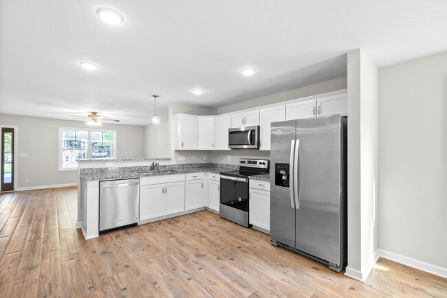 Building Photo - 3 Bedroom Home For Rent Near Historic Down...