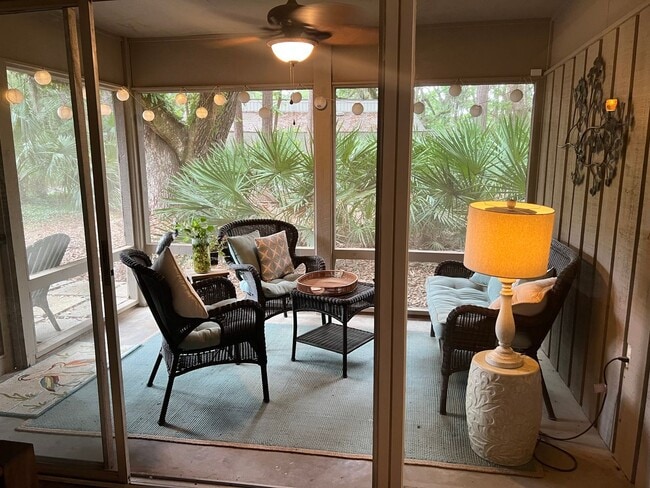 Building Photo - Walk to the beach from this 2BR FURNISHED ...