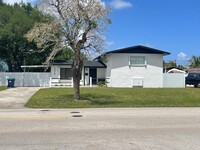 Building Photo - 1315 NE 199th St