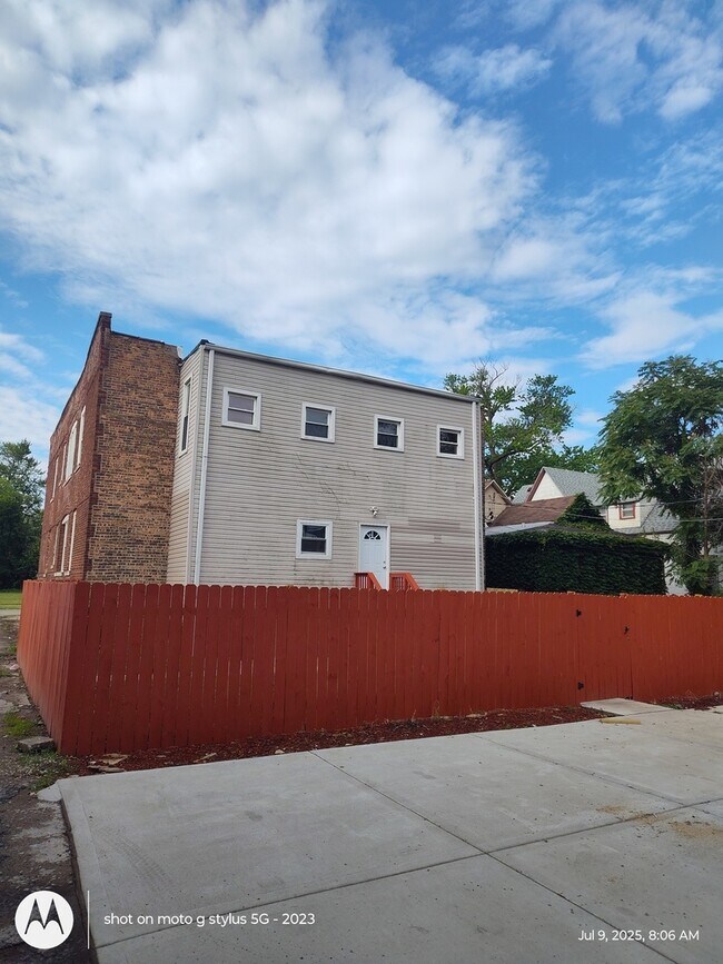 Building Photo - 16 W 113th Pl