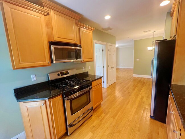 Building Photo - AVAILABLE NOW! Elegant 3-Bed Condo in Prim...