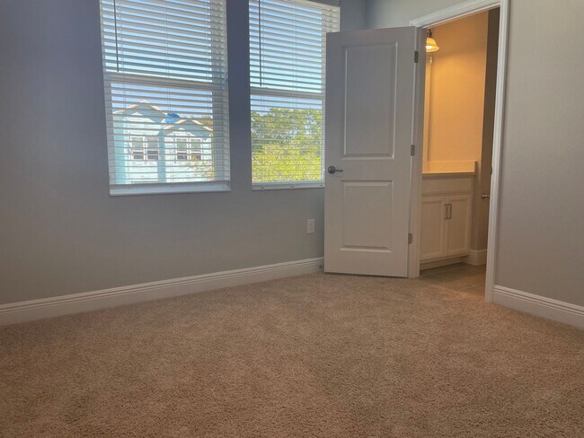 Building Photo - Annual Unfurnished 3 Bedroom, 3.5 Bathroom Townhome adjacent to Downtown Sarasota