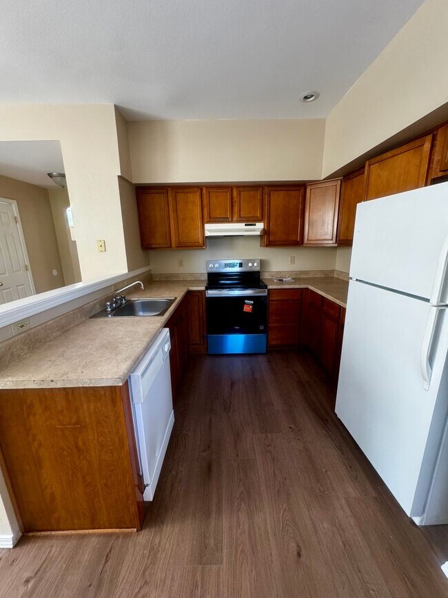 Building Photo - Charming 4 Bedroom close to Patty Jewett Golf Course
