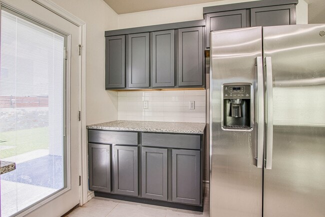 Building Photo - Beautiful  House 3 beds/3 baths. This Prop...
