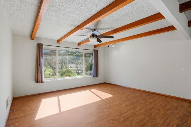 Building Photo - Country property close to town!