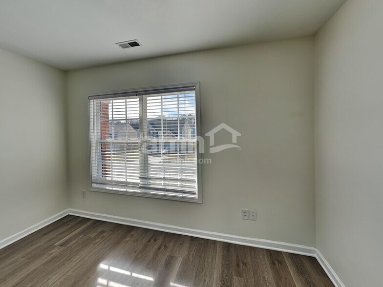 Building Photo - 1361 Pondhaven Dr