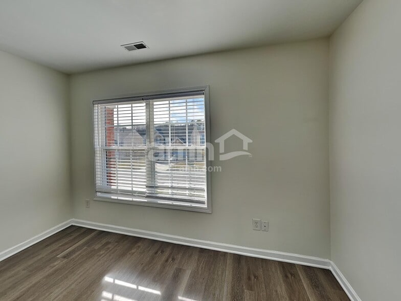 Building Photo - 661 Hay River St