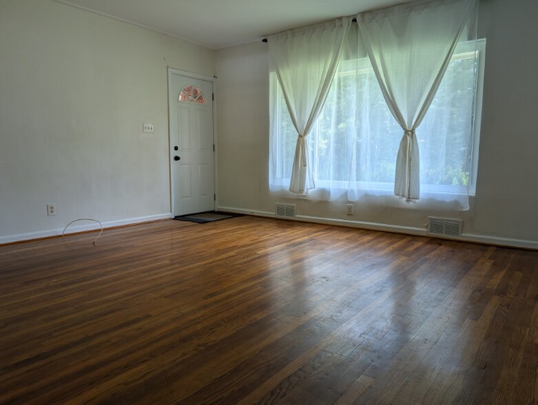 Building Photo - 2176 W Ponce de Leon Ave