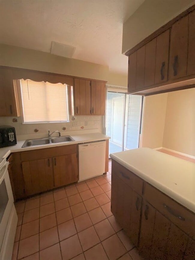 Building Photo - Cute 2 bedroom 1 1/2 bath townhome