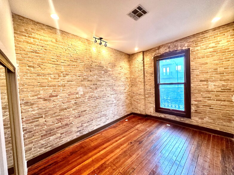 Building Photo - 319 S Flores St