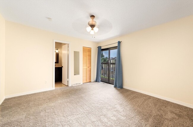 Building Photo - 2 bedroom 3 bath Updated townhome in Lakewood!