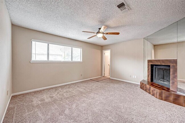 Building Photo - 13922 Hollowgreen Dr