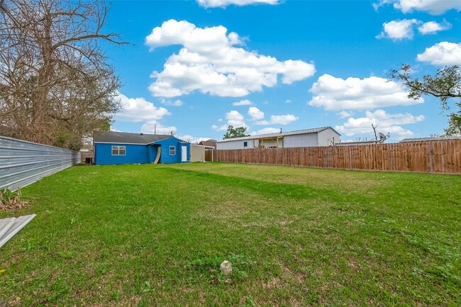 Building Photo - 12906 Gladden Dr