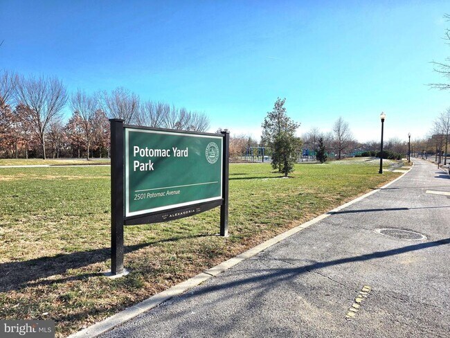 Building Photo - 737 Swann Ave