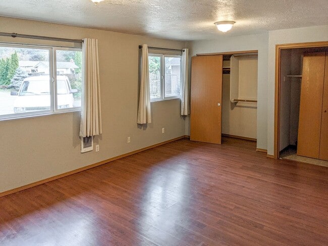 Building Photo - 4528-4532 Poinsettia St NE