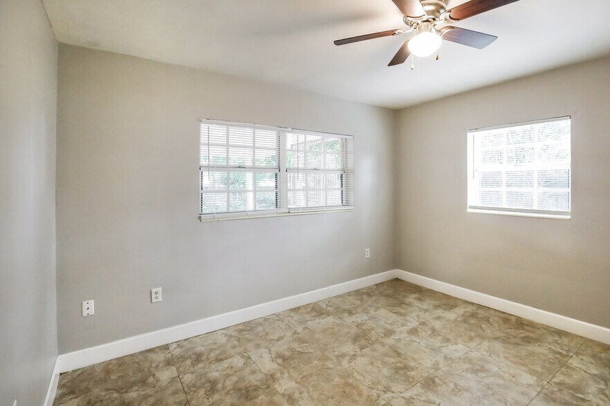 Building Photo - 3231 SW 67th Ave