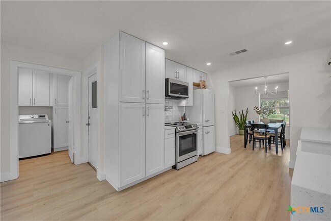 Building Photo - 513 Santa Clara Rd