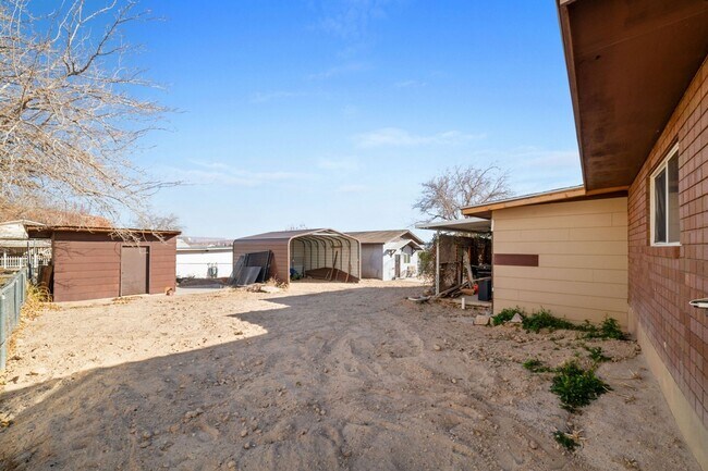 Building Photo - Charming 3 Bedroom Home Plus Casita