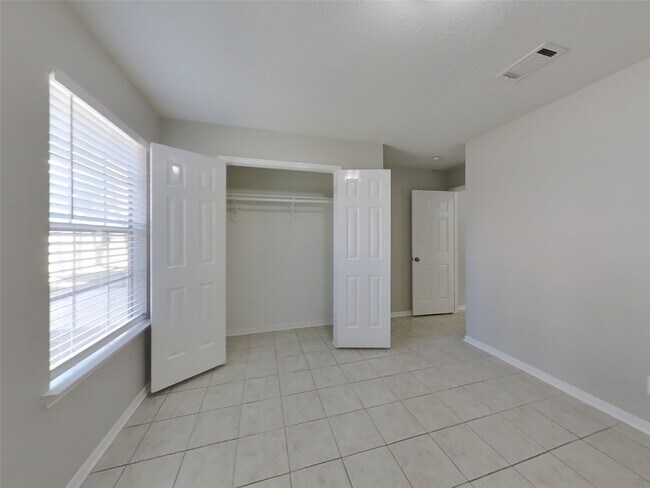 Building Photo - 18707 Singing Woods Dr