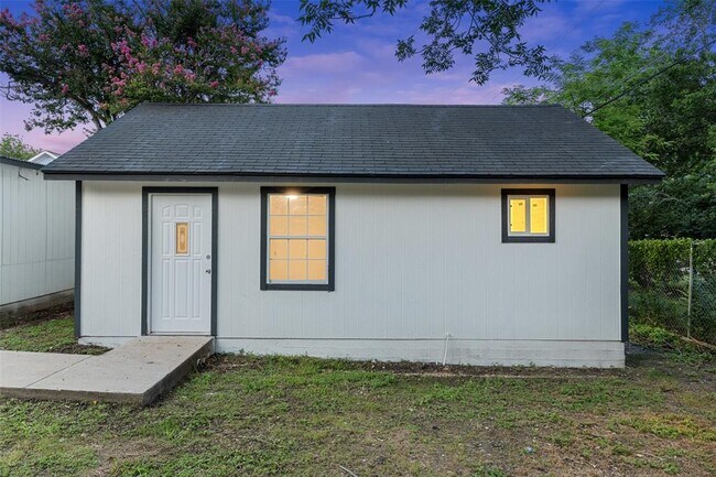 Building Photo - 707 W 7th St