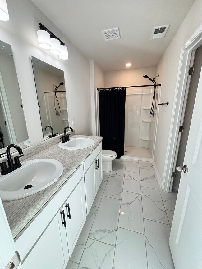 Building Photo - Upgraded 3 Bed, 2 Bath Pet-Friendly Home w...