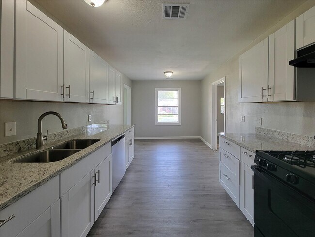 Building Photo - 4909 Holloway Dr