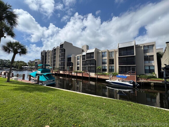 Building Photo - 6 Royal Palm Way