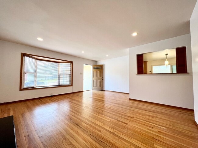 Building Photo - Updated 3-Bed / 2-Bath Single-Family Home!