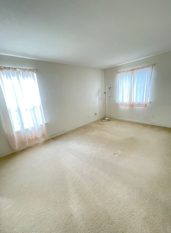 Building Photo - Beautiful 4 Bedroom 2.5 Bath Single Family...