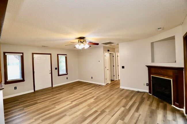 Building Photo - 806 Club Ln