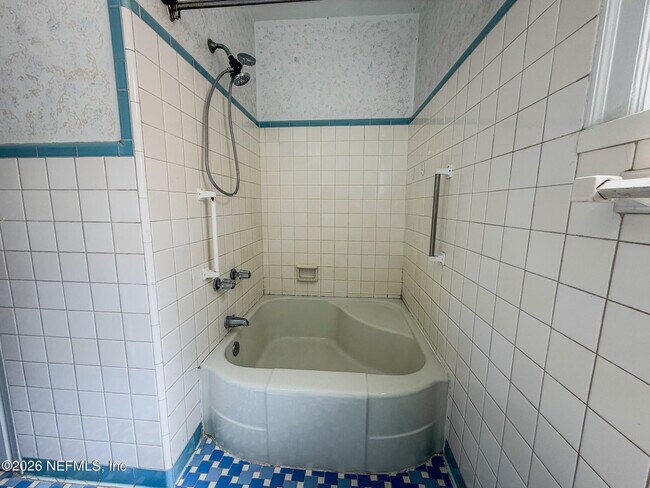 Building Photo - 1733 River Rd