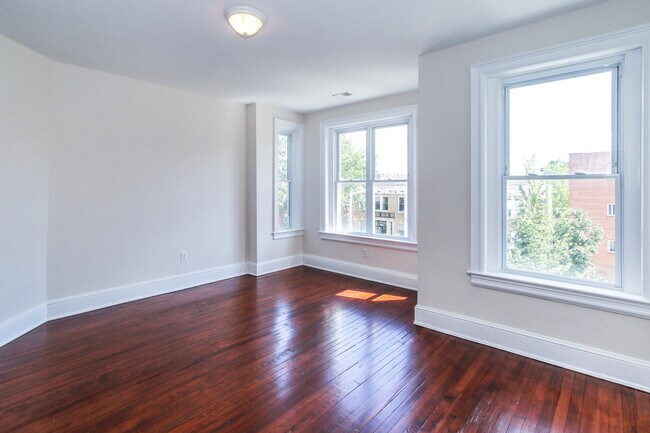 Building Photo - Renovated Columbia Heights 3BD Rowhome wit...