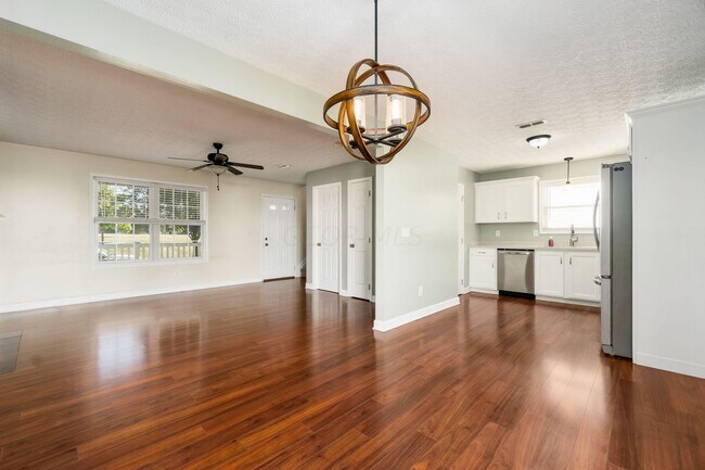 Building Photo - 1383 Pansy St