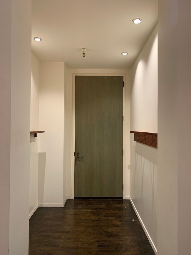 Building Photo - STUNNING LARGE CORNER LIVE/WORK 1 BED+ DEN...